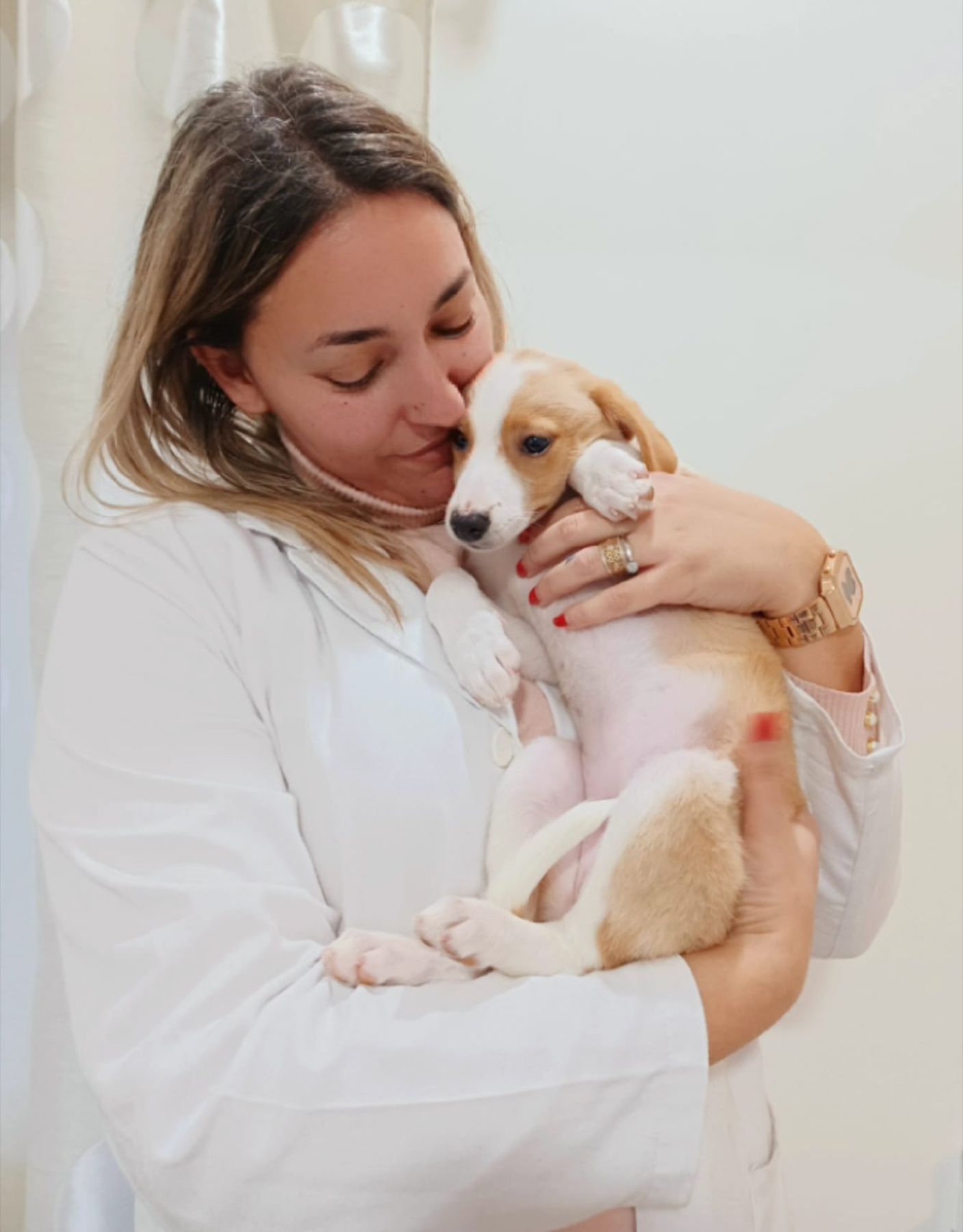Dra. Catarina Gaio de bata branca com um cachorrinho ao colo