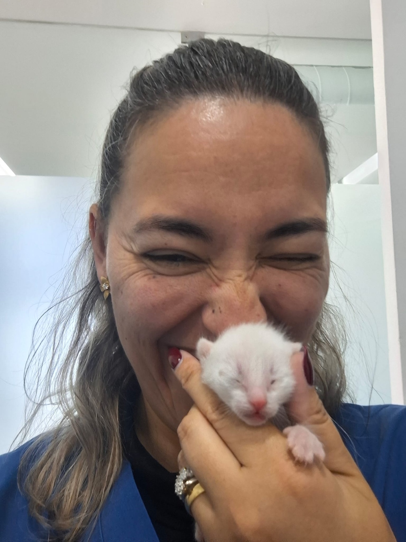 Dra. Catarina Gaio com um gatinho recém-nascido